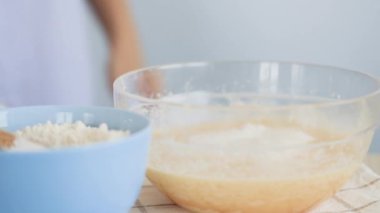 Pasta hamuru - malzemeler - un ve şeker, yumurta ve tereyağı.