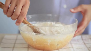 Pasta hamuru - malzemeler - un ve şeker, yumurta ve tereyağı.