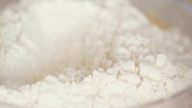 Pasta hamuru - malzemeler - un ve şeker, yumurta ve tereyağı.
