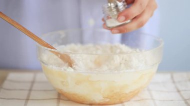 Pasta hamuru - malzemeler - un ve şeker, yumurta ve tereyağı.