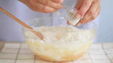 Pasta hamuru - malzemeler - un ve şeker, yumurta ve tereyağı.