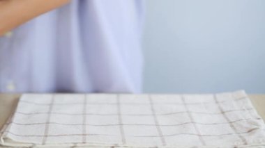 Pasta için Orta Yol Parçalarında Kırmızı Elmalar Dilimleniyor (Charlotte).