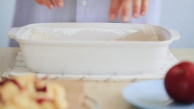 Elmalı Turta Pişirme (Charlotte) - seramik beyaz bir fırın kabında.