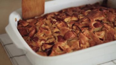 Elmalı Turta Pişirme (Charlotte) - seramik beyaz bir fırın kabında.