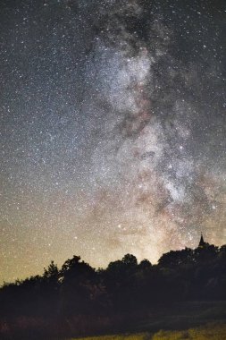 Samanyolu bir gece gökyüzü üzerinde 