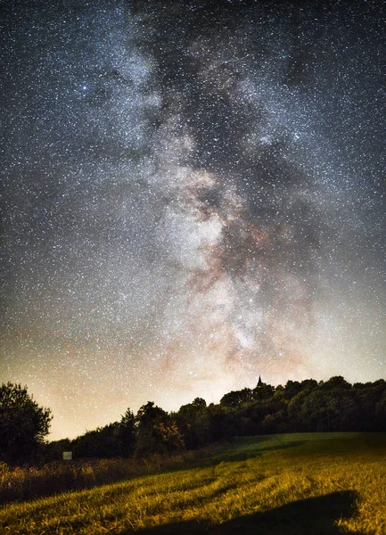 Samanyolu bir gece gökyüzü üzerinde 