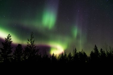 Kuzey gece gökyüzünde Aurora borealis