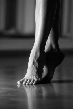 Eğitimdeki balerin bacakları.