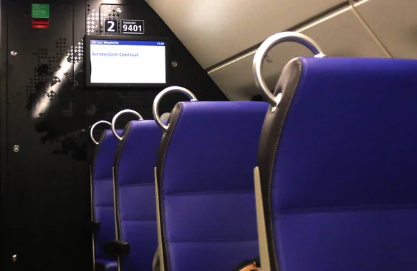 荷兰乌得勒支 2019年2月15日 从阿姆斯特丹到 Maastrich 列车上的蓝色空椅 — 图库照片