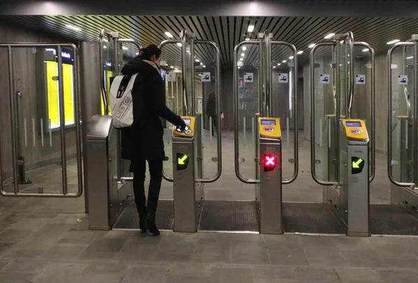 荷兰乌得勒支 2019年2月15日 妇女通过检查和检查 地下的大门离开乌得勒支中央车站 — 图库照片