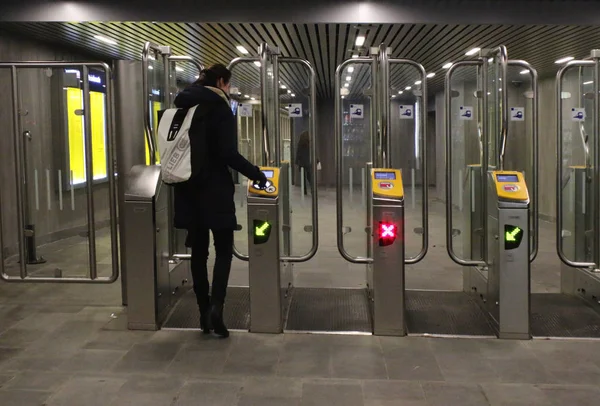 Utrecht, Hollanda, 15 Şubat 2019: kadın bırakarak Utrecht Merkez İstasyonu üzerinden check-in ve check out Ns Yeraltı kapıları