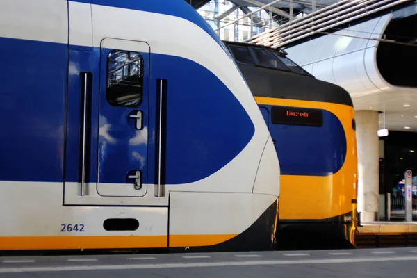 Den Haag Nederland Februari 2019 Twee Treinen Een Sprinter Wachten — Stockfoto