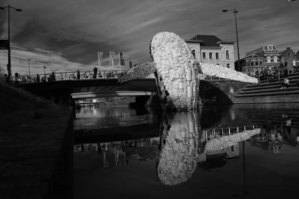 Utrecht Holanda Fevereiro 2019 Baleia Feita Resíduos Plásticos Canal Preto — Fotografia de Stock