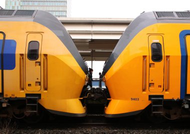 Amsterdam, Hollanda, 7 Mart 2019: iki sarı tren veya intercities NS için birbirleriyle bağlı