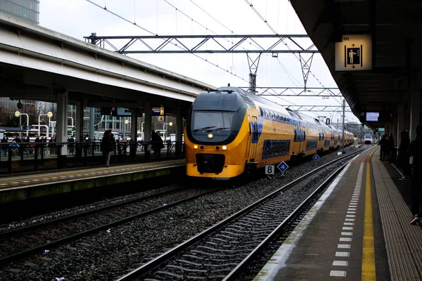 Amsterdam, Nederland, 7 maart 2019: een gele trein of IC-van de Ns die aankomt bij het platform — Stockfoto