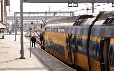 Utrecht, Hollanda, 8 Mart 2019: sarı tren veya Ns veya nederlandse yola şehirlerarası hazır spoorwegen