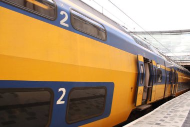 Utrecht, Hollanda, 8 Mart 2019: sarı tren, Ns veya nederlandse yola şehirlerarası hazır spoorwegen