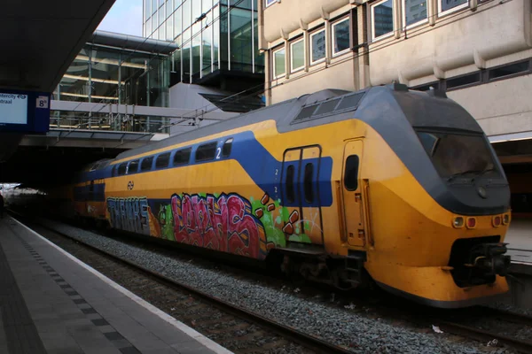 Utrecht, Nederland, 8 maart 2019: Ns gele trein of IC-vol graffiti — Stockfoto