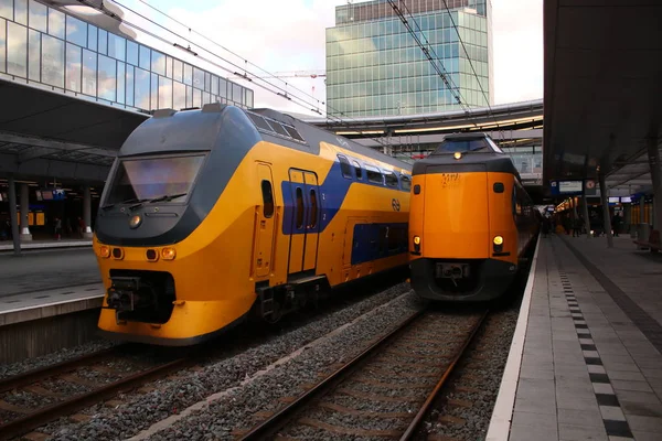 Utrecht, Nederländerna, 8 mars 2019: två gula tåg eller intercities från Ns väntar på att avvika — Stockfoto