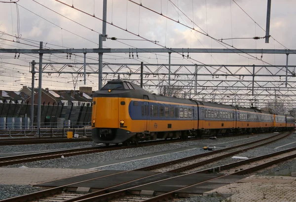 Utrecht, Nederland, 8 maart 2019: gele trein of IC van de ns en de spoorweg- — Stockfoto