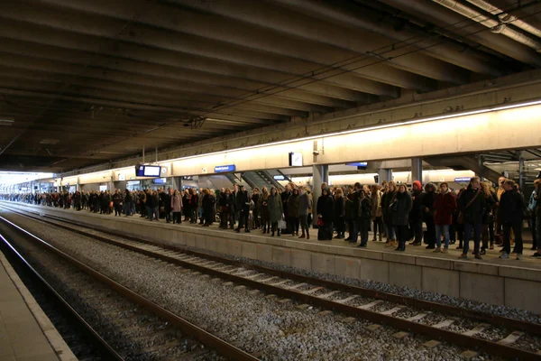 荷兰乌得勒支, 2019年3月8日: 等待乘坐火车从 n 出发的一长串人 — 图库照片