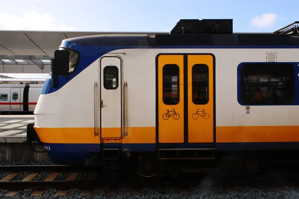 Utrecht, Nederland, 8 maart 2019: witte trein of sprinter uit de Ns een afkorting voor nederlandse spoorwegen — Stockfoto