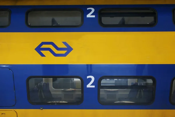 Utrecht, Nederland, 8 maart 2019: Close-up voor wagon van een gele trein genaamd IC-van de Ns — Stockfoto