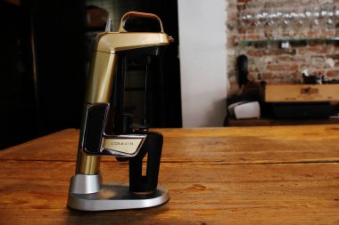 Utrecht, Hollanda-Mart 10, 2019: sommelier aracı dökme için patentli Coravin şarap sistem cork kaldırmadan şarap