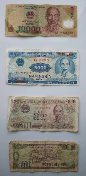 1000, 2000, 5000 ve 10000 notlar Vietnam beyaz bir arka plan ile ayrılmış