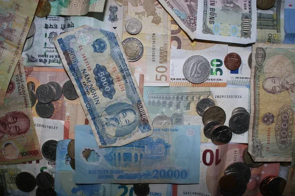 Monete e banconote di quattro valute diverse - Europa, Vietnam, Gran Bretagna e America — Foto Stock