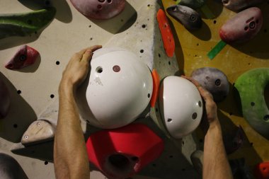 Bouldering oturumu sırasında düzgündür iki çok zor kulpları tutan bir adam
