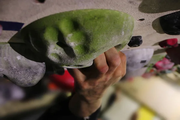 Bir adam iki parmak ile bir kavrama kenetlenmesi bouldering duvardan düşmek değil