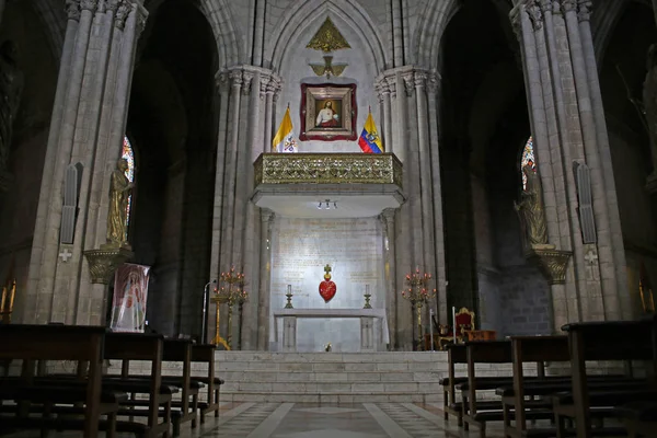 Oltář v kostele gotická TŘÍKRÁLOVÁ neo nebo bazilika národní přísaha se dvěma ekvádorské příznaky a dva pilíře — Stock fotografie