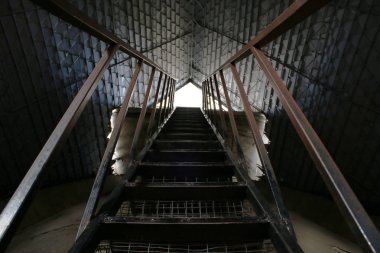 Dik merdivenlere bir kilise çatıya gidiyor
