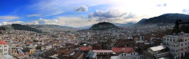 Arka plan mavi bir gökyüzü ile Güney Amerika'nın en büyük ikinci heykele gösterilen quito Panoraması
