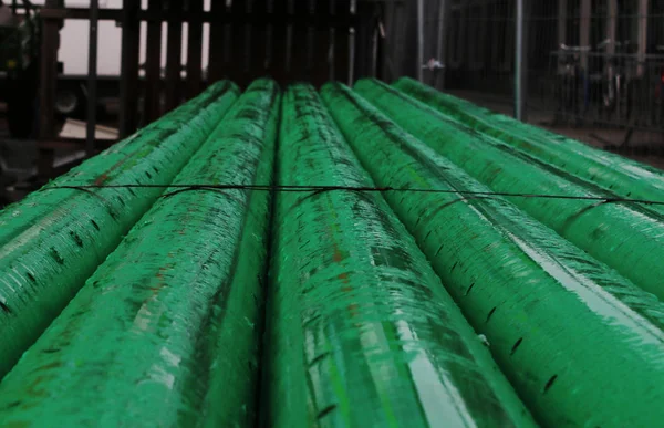 Стопки зеленых водопроводов из ПВХ с дождевой водой — стоковое фото