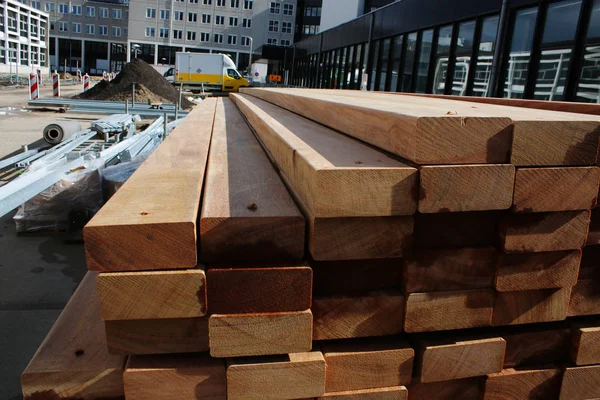 Pila de vigas de lana listas para ser utilizadas para trabajos de construcción —  Fotos de Stock