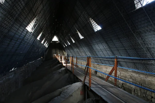 Bir kilise tavanı üzerinde yol açar küçük ahşap köprü