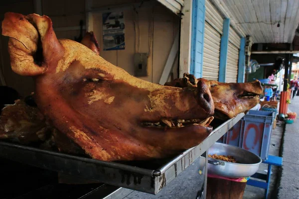 Heads of dead pigs waiting to be prepared and sold in the streets of ecuador, south america — Stock Image Heads of dead pigs waiting to be prepared and sold in the streets of ecuador, south america Royalty Free Stock Photos