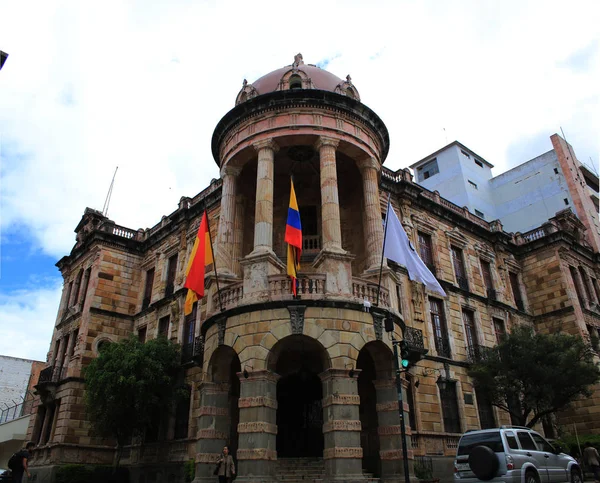Cuence, Еквадор, 2-5-2019: Головна урядова колоніальна будівля в Куенка з трьома прапорами — стокове фото