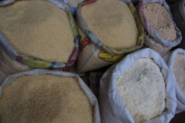 Pirinç, çiçek ve yulaf dolu büyük juten torbalar