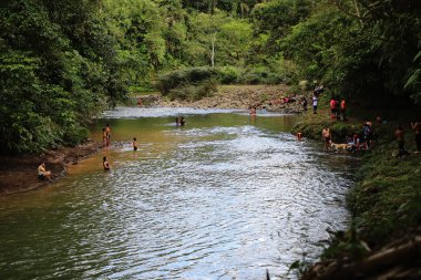 Puyo, Ekvador, 29-5-2019: Yerel İspanyol halkı tropik bir nehirde yüzüyor ve eğleniyor