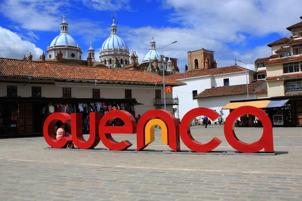 Cuenca - Ecuador 2-5-2019, escrito en letras en la plaza principal con la catedral al fondo — Foto de Stock