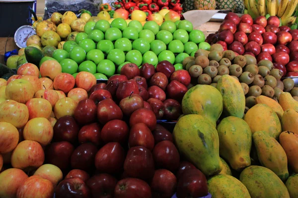 Fresh and shiny, neat piles of food, apple, papaya, kiwi, pepper, bananas at the fruit market — Stock Photo, Image