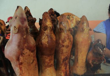 Domuz parçalara ayrılmış ve Latin Amerika pazarında açık havada asılı