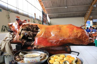 Gualaceo - Ekvador 5-5-2019: Bütün domuz, kavrulmuş ve parçalarhalinde dilimlenmiş ve servis hazır