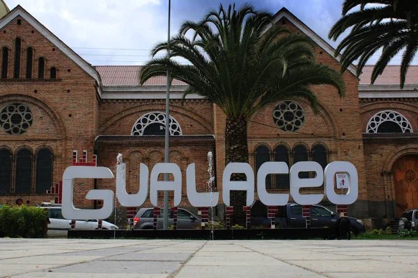 Gualaceo - Ecuador 5-5-2019, escrito en letras en la plaza principal con la iglesia al fondo — Foto de Stock