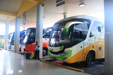 Puyo, Ekvador, 5-5-2019: Toplu taşıma - Çeşitli yönlere tüm otobüsler sıraya dizildi