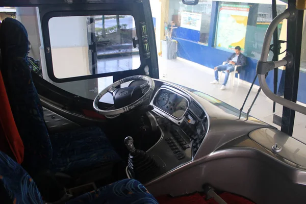 Assento dos motoristas com volante e uma picada cinza de um ônibus na América do Sul — Fotografia de Stock