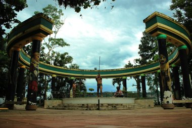 Ekvador 'da Napo 'nun başkenti Tena 'nın merkezinde Waorani orman Kabilesinin heykeli